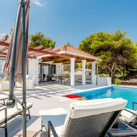 Dada Villa *